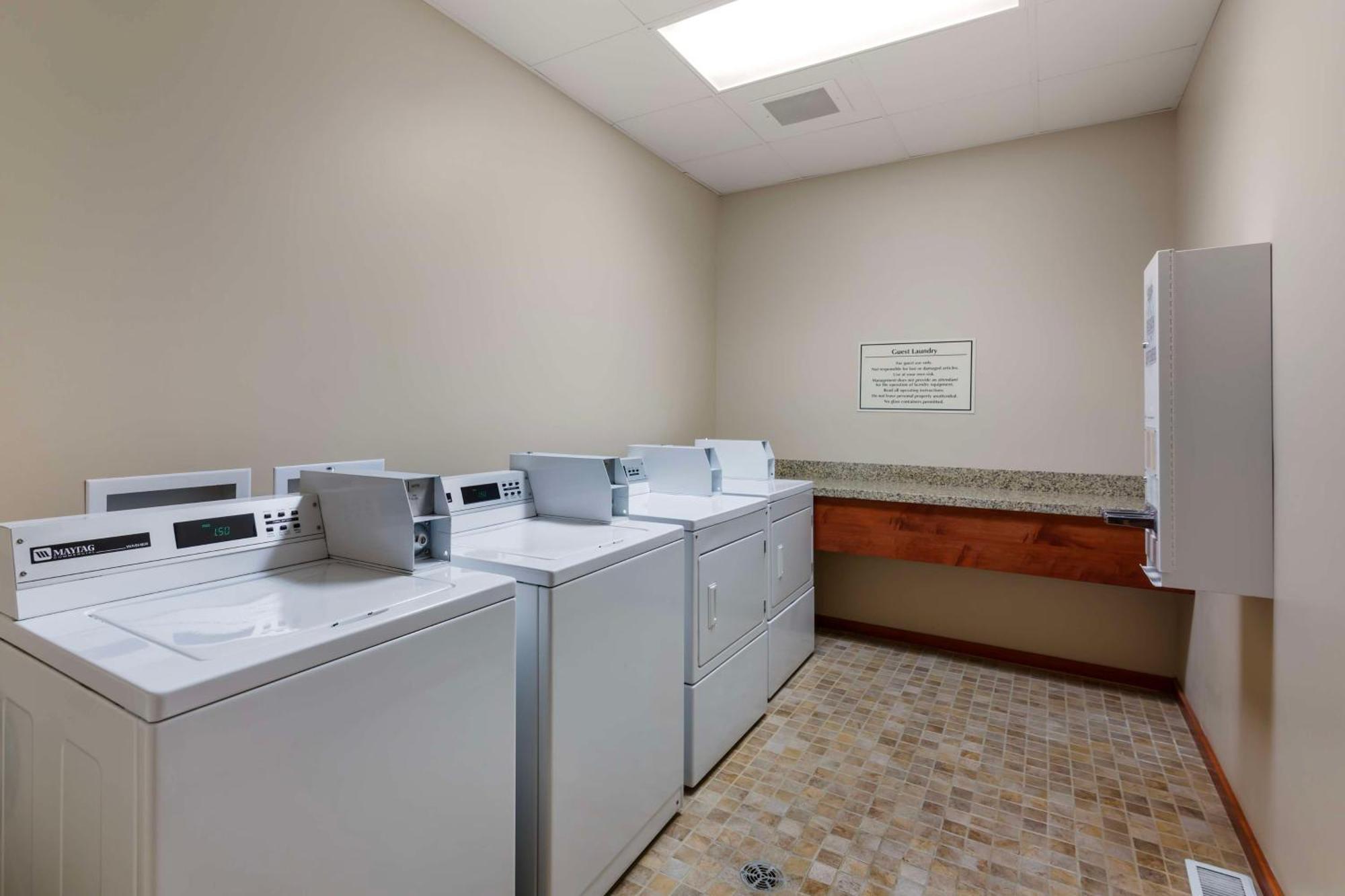Best Western Golden Prairie Inn And Suites Sidney Eksteriør billede